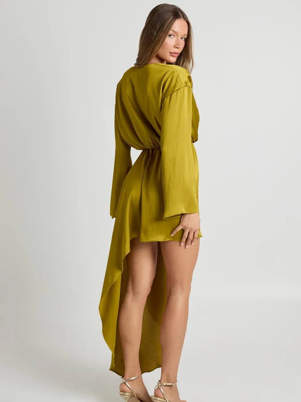 boohoo Dames Textuurrijke satijn draperende wikkelmini-jurk chartreuse, foto 2