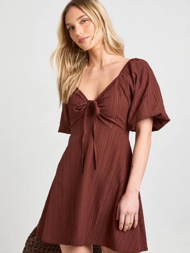 boohoo Dames Petite Getextureerde Volumemouwen Mini Jurk chocoladebruin, foto 2