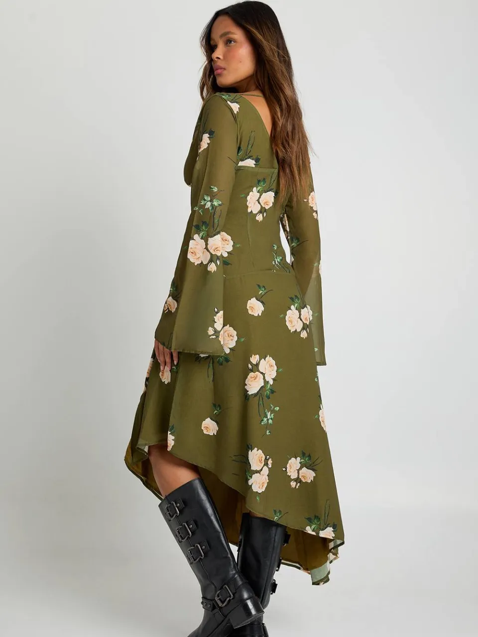 boohoo Dames Bloemige asymmetrische midaxi-jurk met uitlopende mouwen groente, foto 2