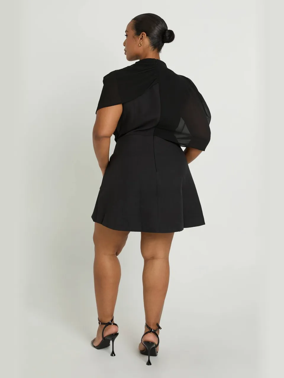 boohoo Dames Plus Geweven Chiffon Drapering Skater Jurk zwart, foto 3