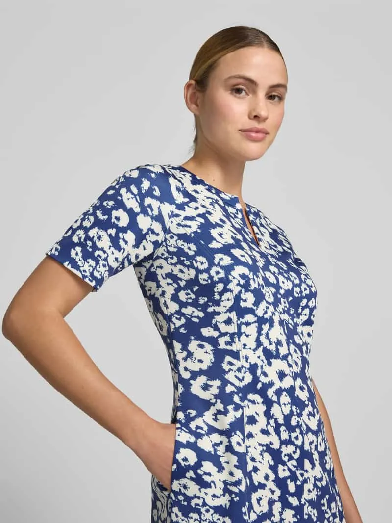 Marc Cain Knie-lange jurk in all-over look met V-hals koningsblauw, foto 4