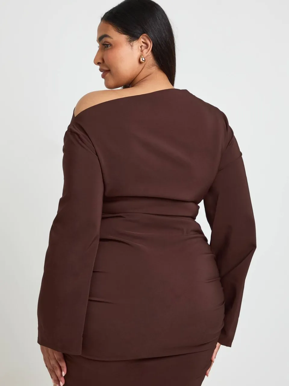 boohoo Dames Plus Jurk Met Uitlopende Mouwen, Off-shoulder En Plooien chocoladebruin, foto 3