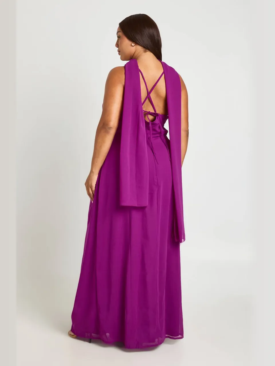 boohoo Dames Plus Chiffon Maxi Jurk Met Waterval Halslijn druif, foto 2
