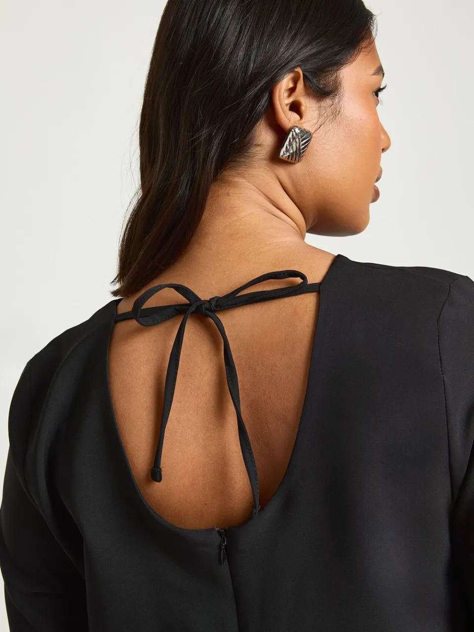 boohoo Dames Plus Wijdvallende Mouwen Strikband Rug Shift Jurk zwart, foto 4