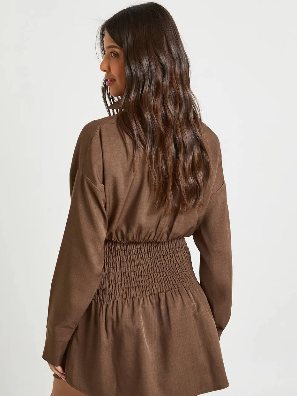 boohoo Dames Geraffelde taille overhemdjurk chocoladebruin, foto 3