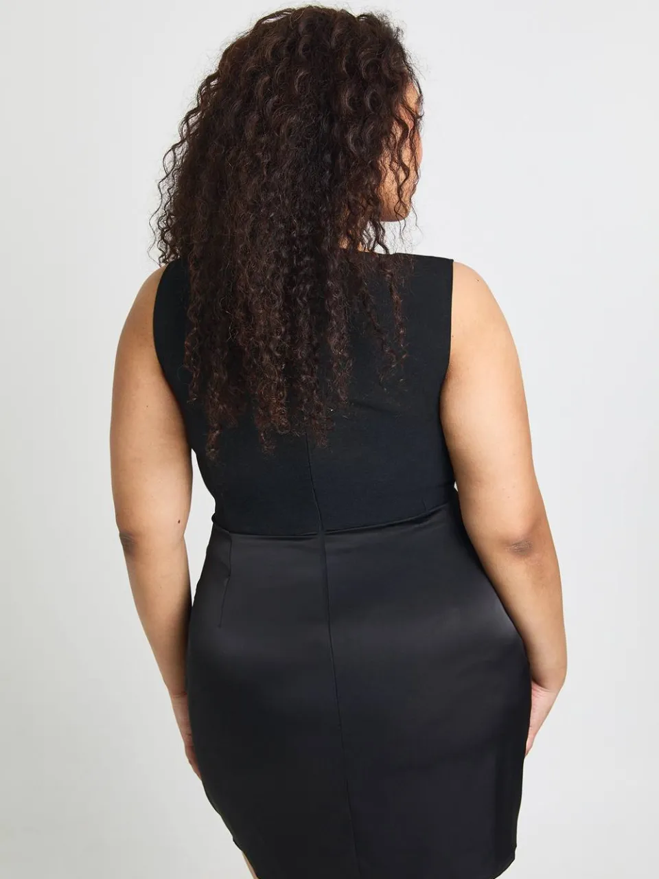 boohoo Dames Plus Satijnen Gedrapeerde Schuin Aflopende Halslijn Mini Jurk zwart, foto 3