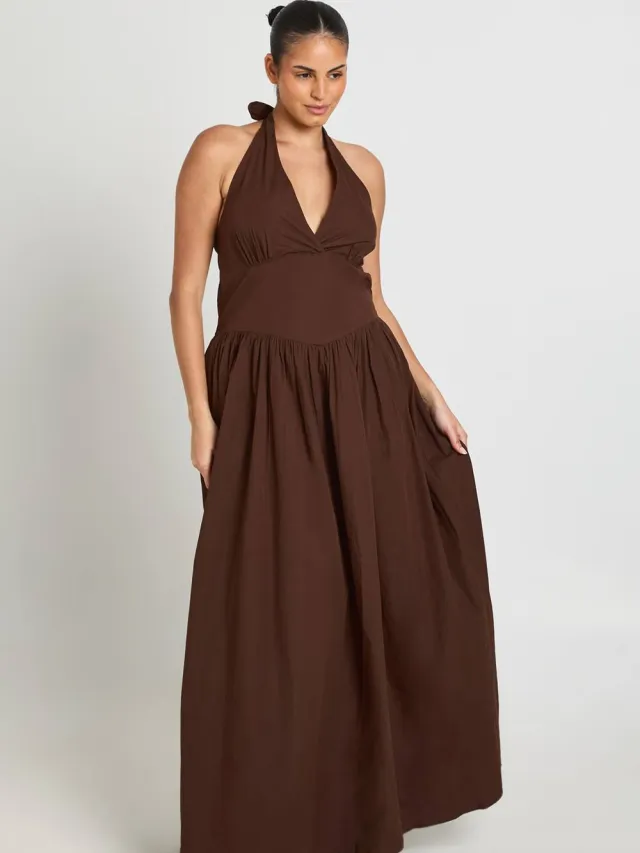 boohoo Dames Plus Katoenen Popeline Halter Maxi Jurk Met Plooien Chocoladebruin