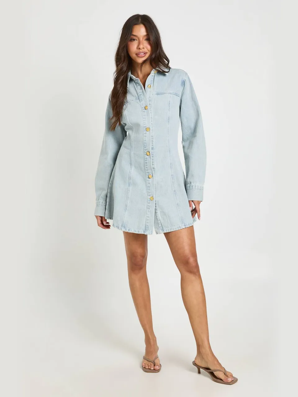 boohoo Dames Denim Jurk Met Gouden Knopen En Getailleerde Taille, foto 2