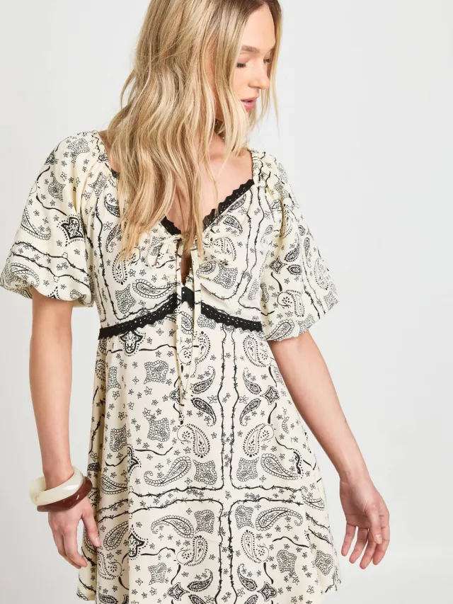 boohoo Dames Petite Mini-jurk Met Paisley Print En Kanten Afwerking Crème
