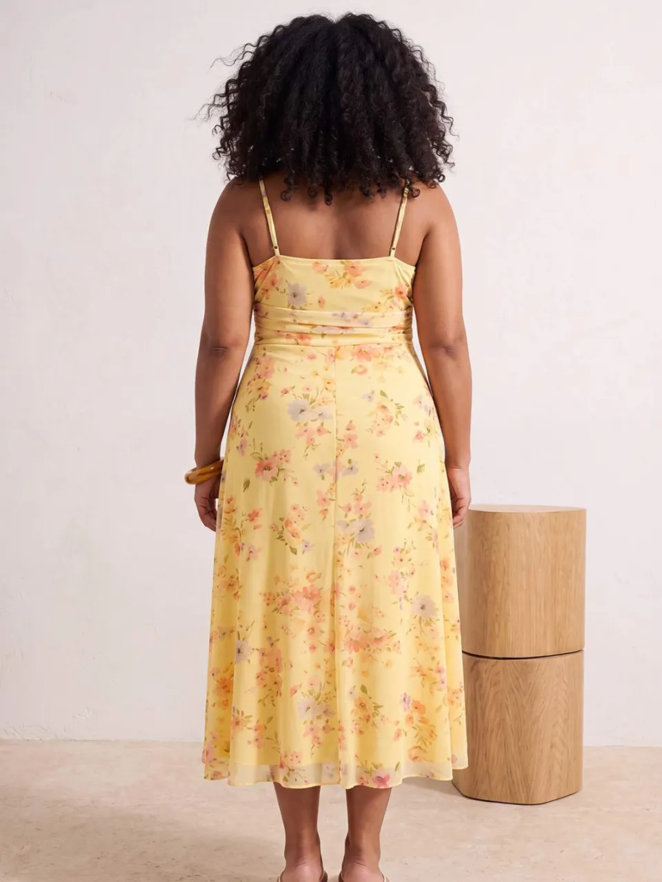 Trendyol Curve Dames Meerkleurig Bloemen Midi Mouwloos Bodycon Grote maten Jurk veelkleurig, foto 2