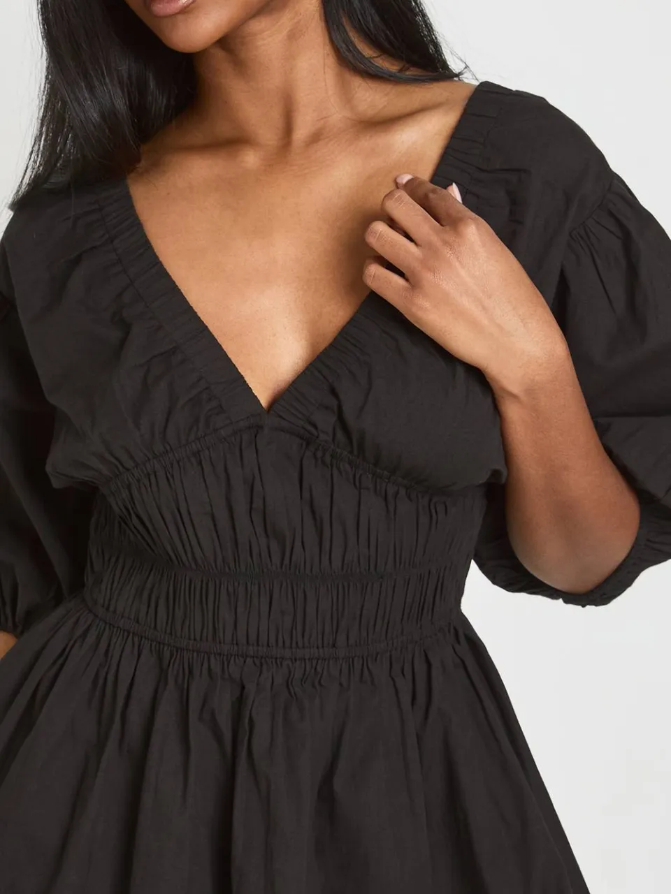 boohoo Dames Katoenen Poplin Mini Jurk Met Gerimpeld Lijfje, V-hals En Pofmouwen zwart, foto 4