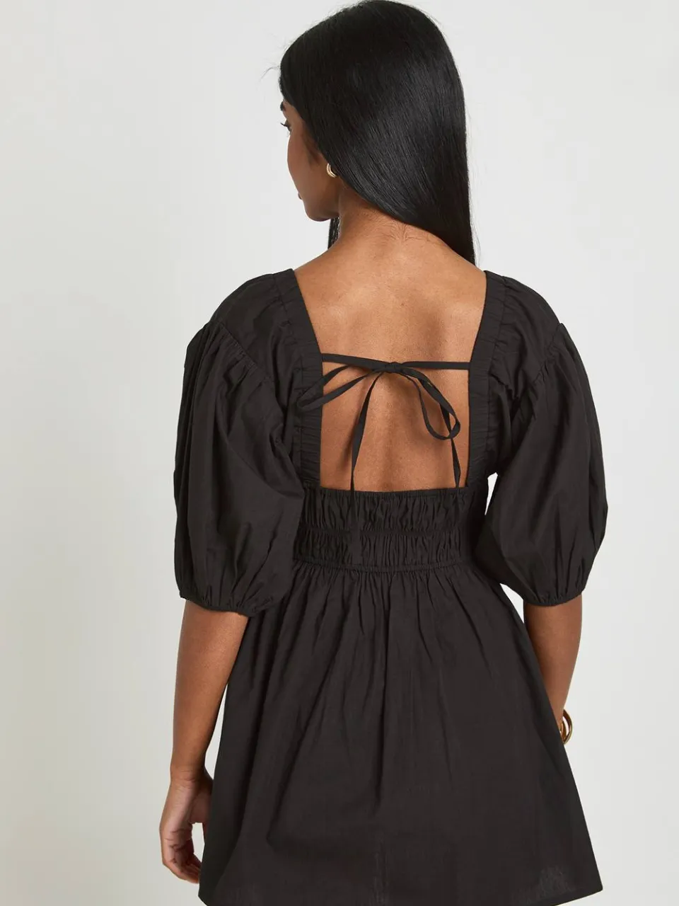boohoo Dames Katoenen Poplin Mini Jurk Met Gerimpeld Lijfje, V-hals En Pofmouwen zwart, foto 2