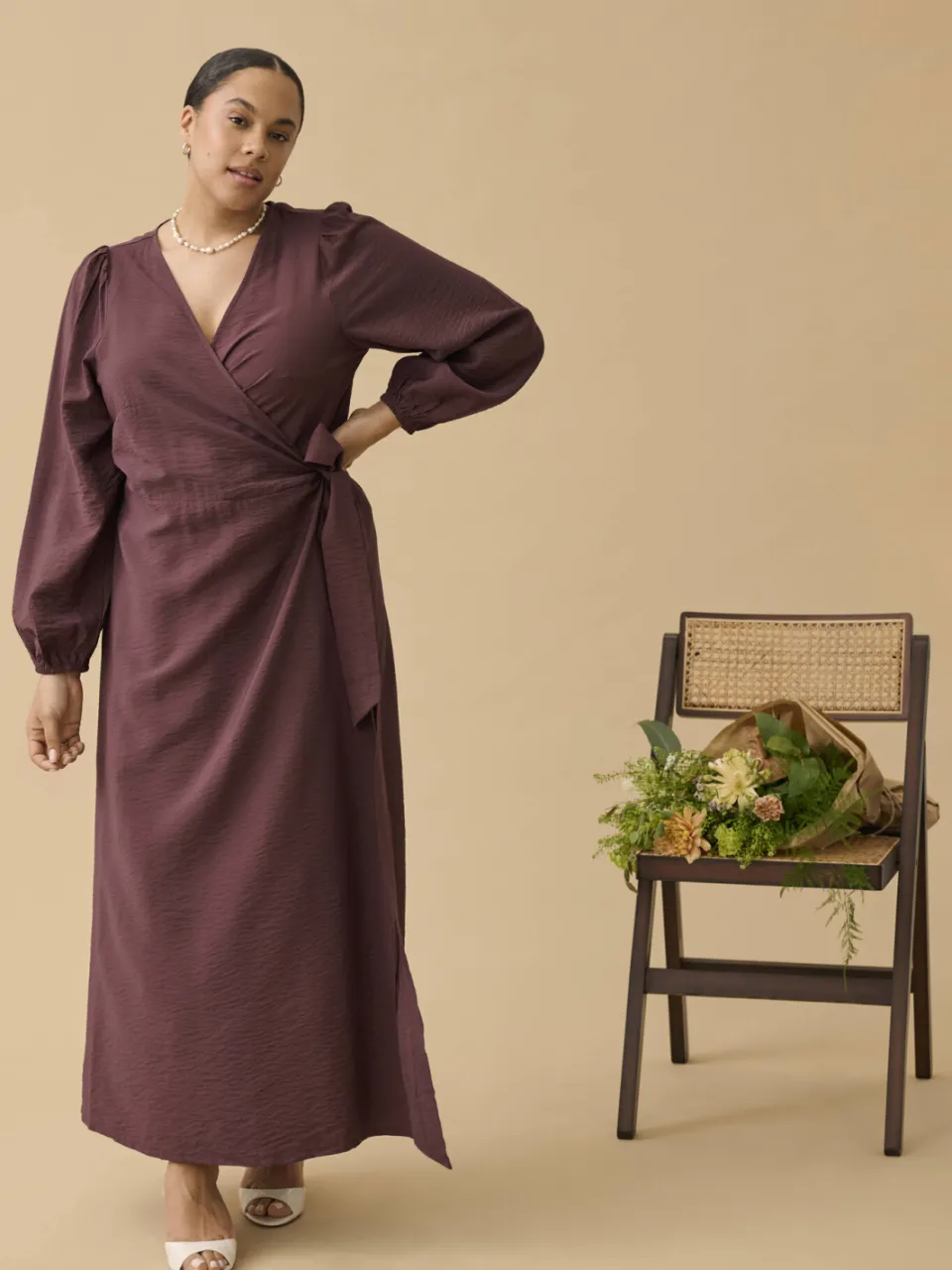 Kaffe Curve viscose maxi wikkeljurk Plus Size - donkerbruin, foto 3