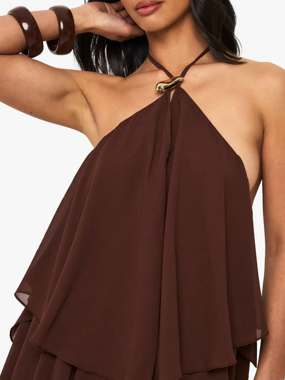 boohoo Dames Petite halterneck mini-jurk met gouden afwerking en gelaagde rok, foto 4