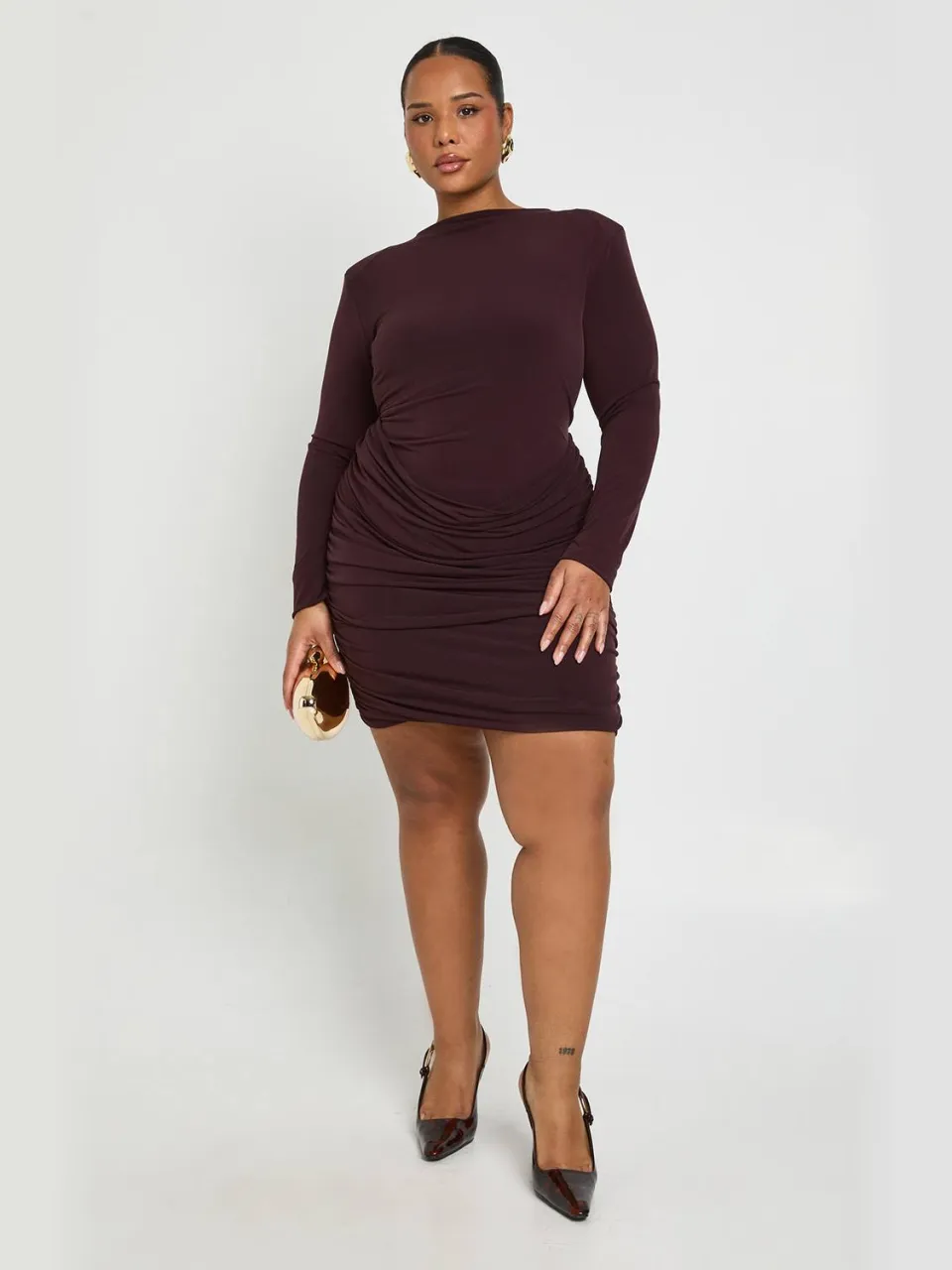 boohoo Dames Plus Slinky Schoudervulling Gedrapeerde Gerafelde Jurk Chocoladebruin