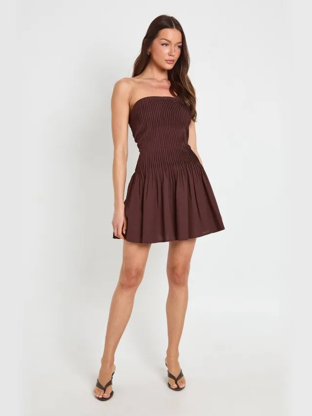 boohoo Dames Linnen Geplisseerde Bandeau Skater Jurk Chocoladebruin