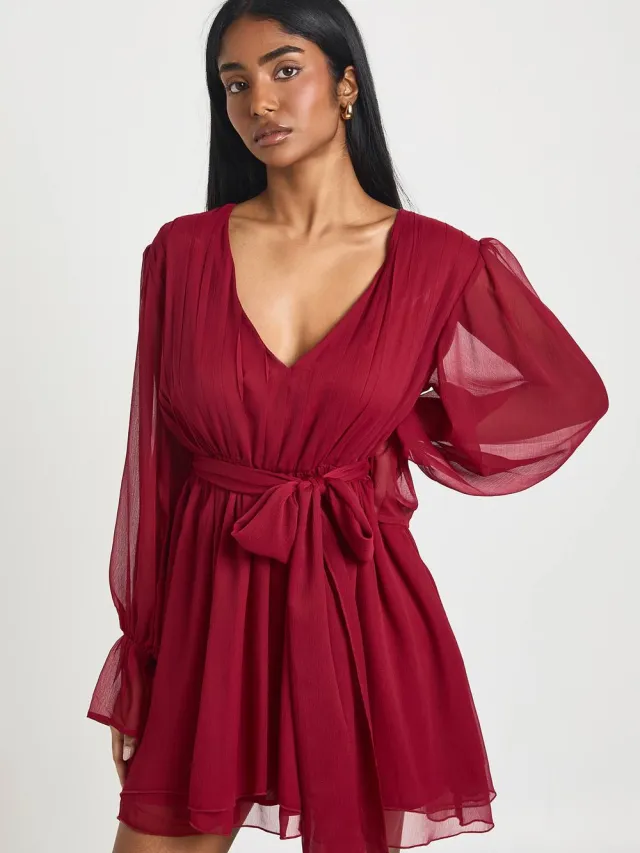 boohoo Dames Chiffon Mini Jurk met Volume Mouwen en Strikceintuur Merlot