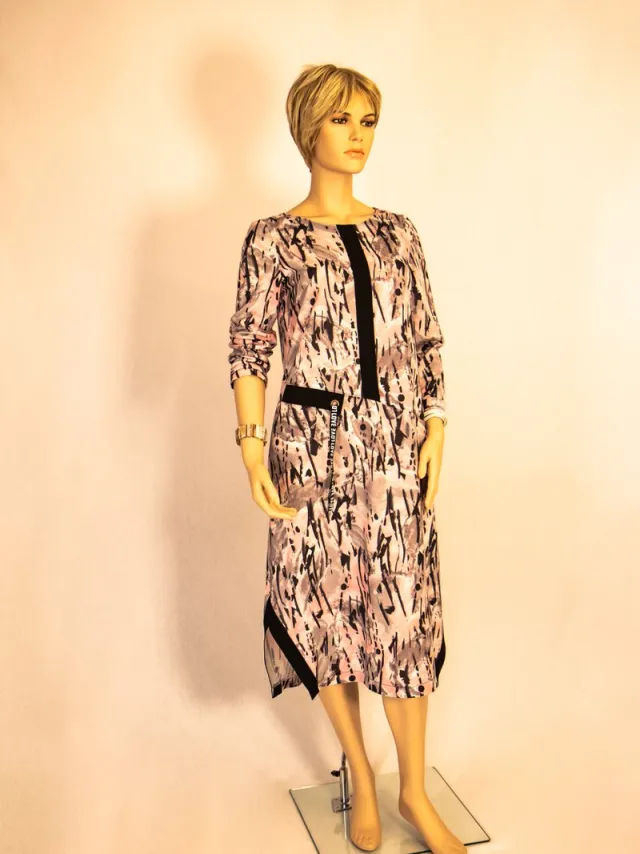 vetla Roze grijs jurk met motief geaccentueerd door zwarte decoratieve details