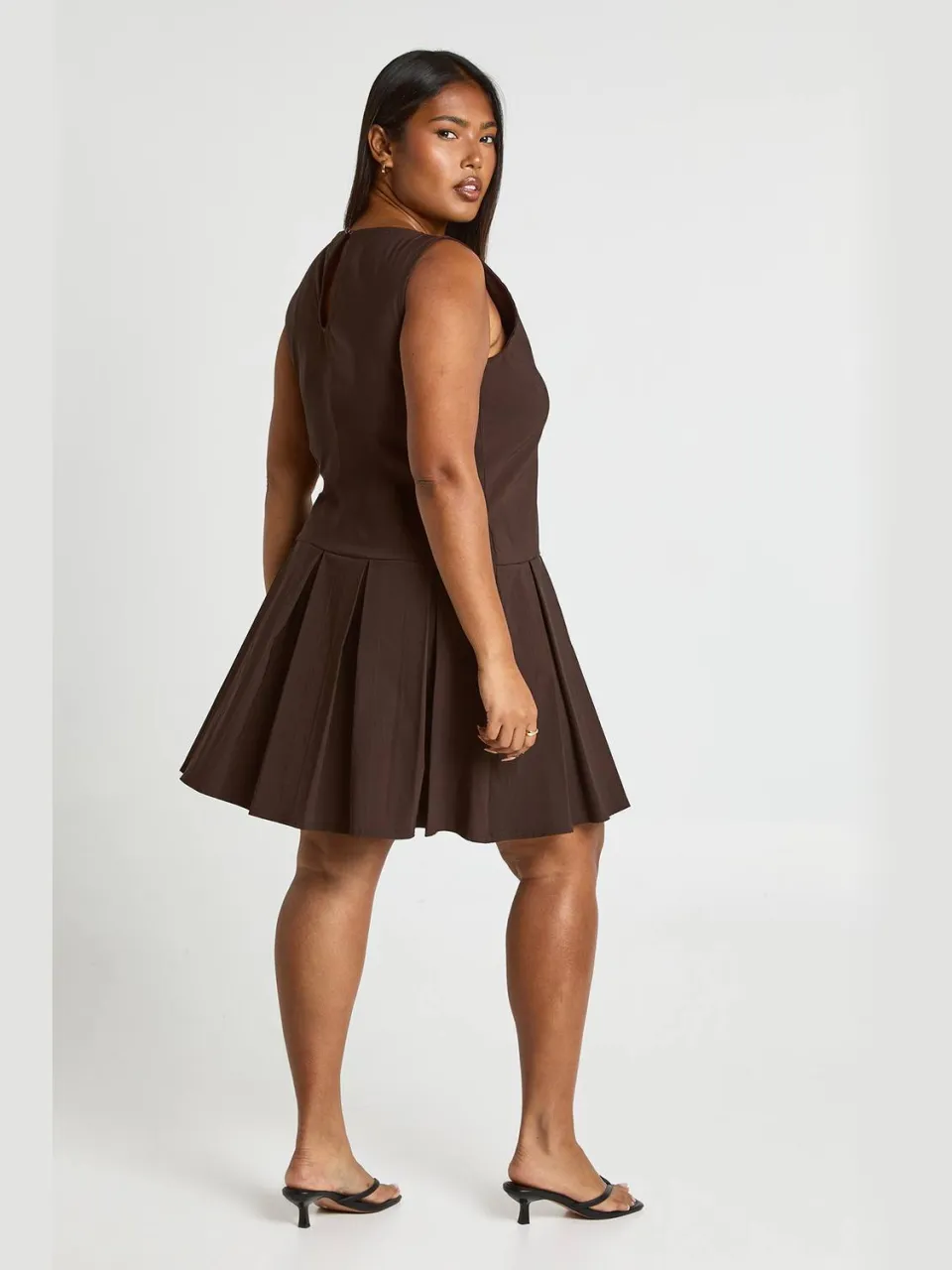 boohoo Dames Plus Asymmetrische Button Down Geplooide Mini-jurk chocoladebruin, foto 2