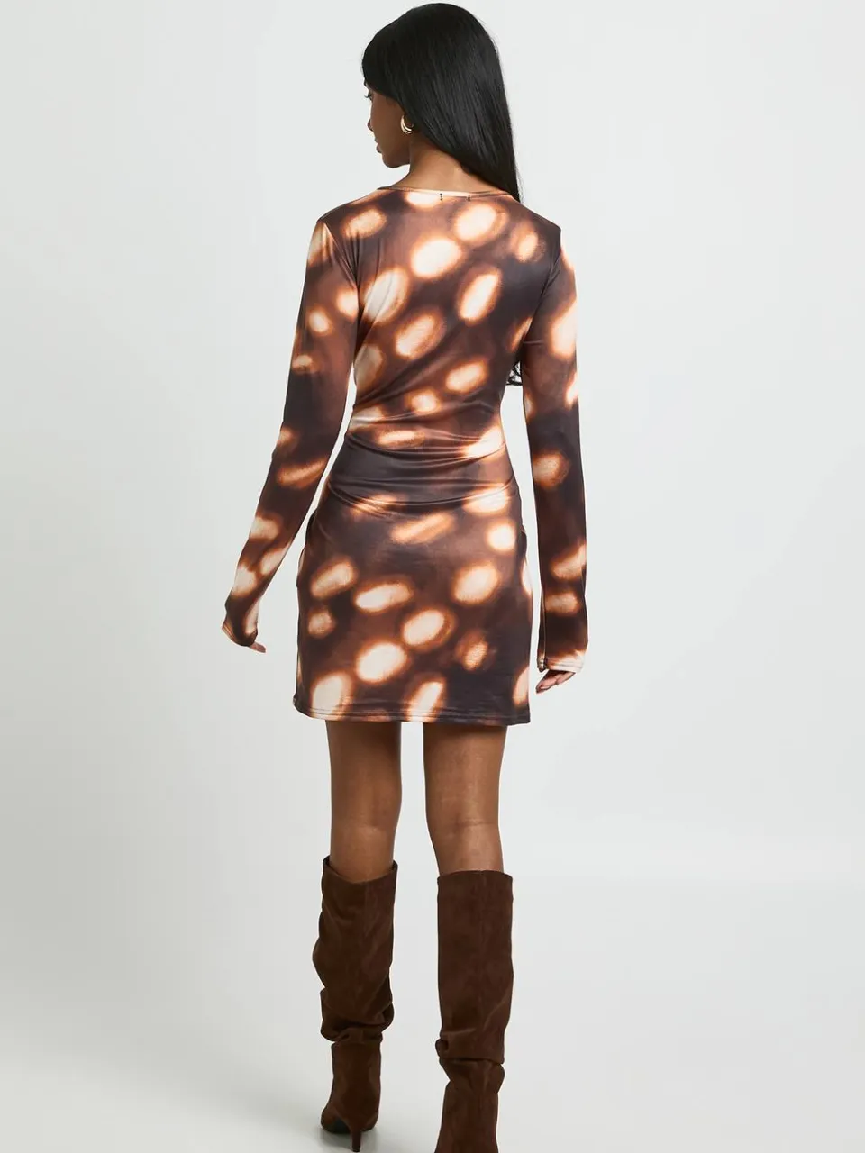 boohoo Dames Tonal Gestippelde Mini-jurk Met Lange Mouwen chocoladebruin, foto 3