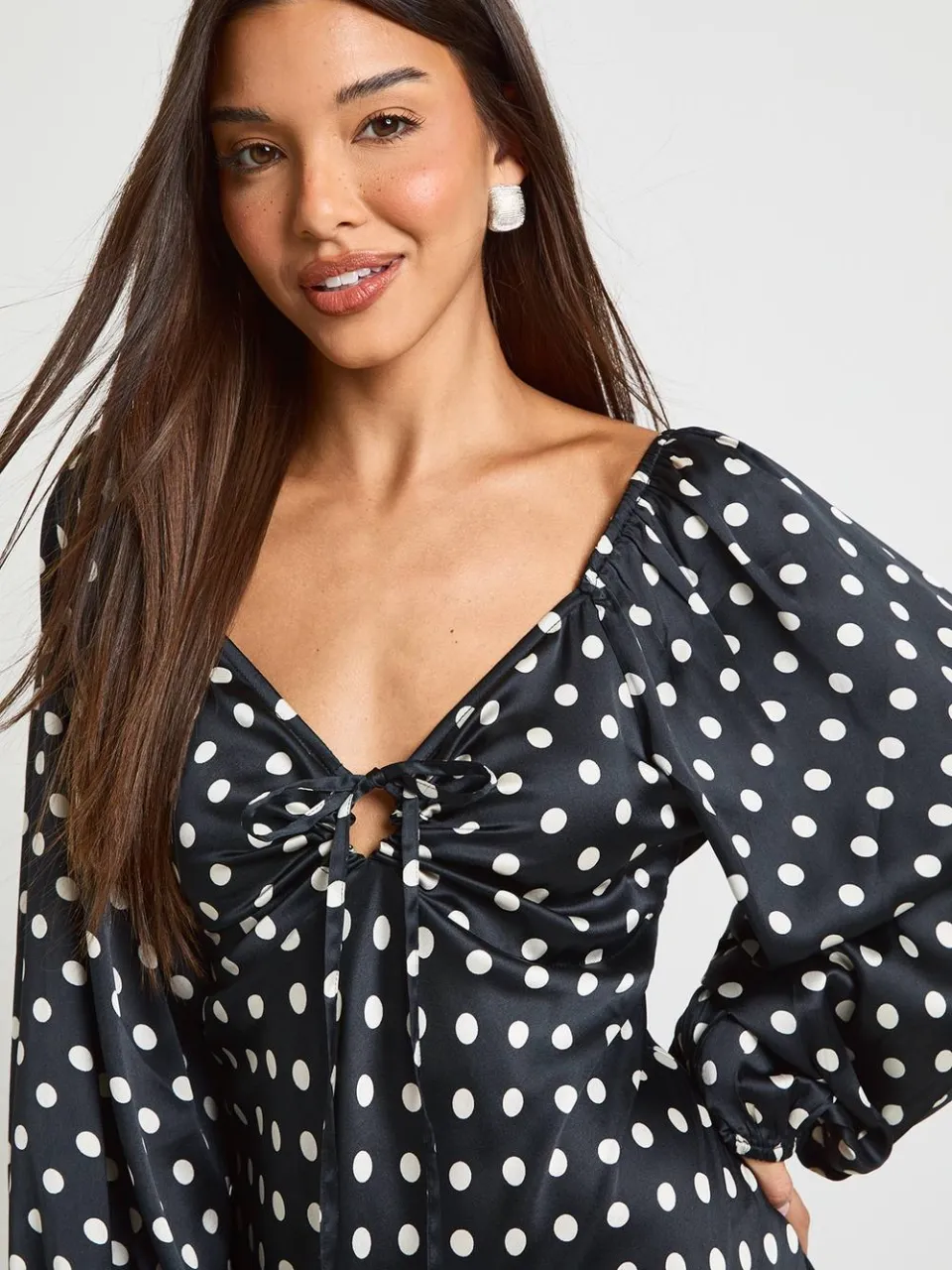 boohoo Dames Satijnen Midaxi Jurk Met Polkadots En Volumineuze Mouwen zwart, foto 4