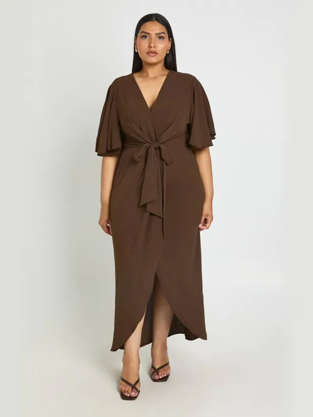 boohoo Dames Plus Getextureerde Maxi Jurk Met Strikdetail Chocoladebruin