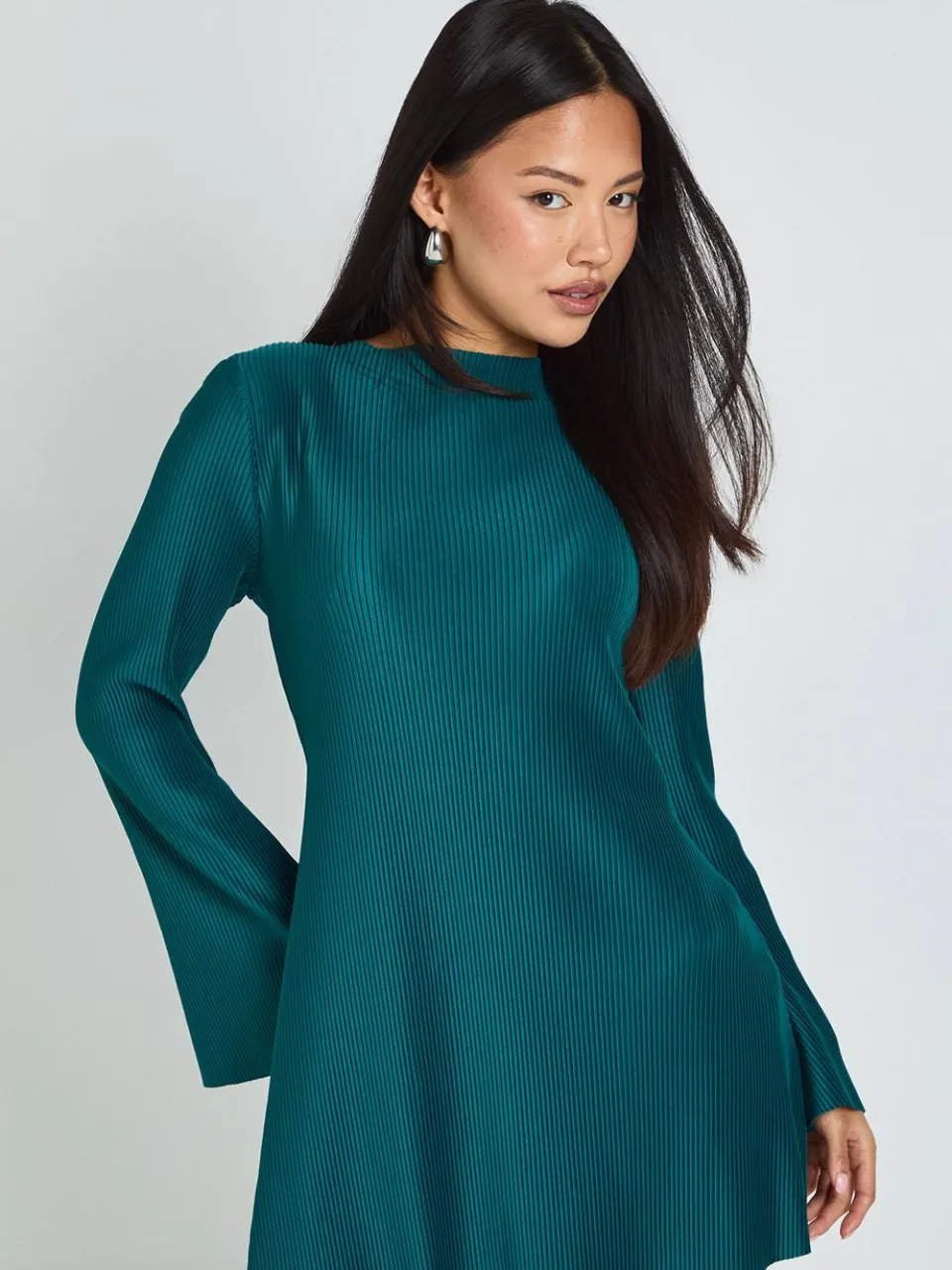boohoo Dames Kleine Plisse Mini-jurk met uitlopende mouwen groenblauw, foto 3