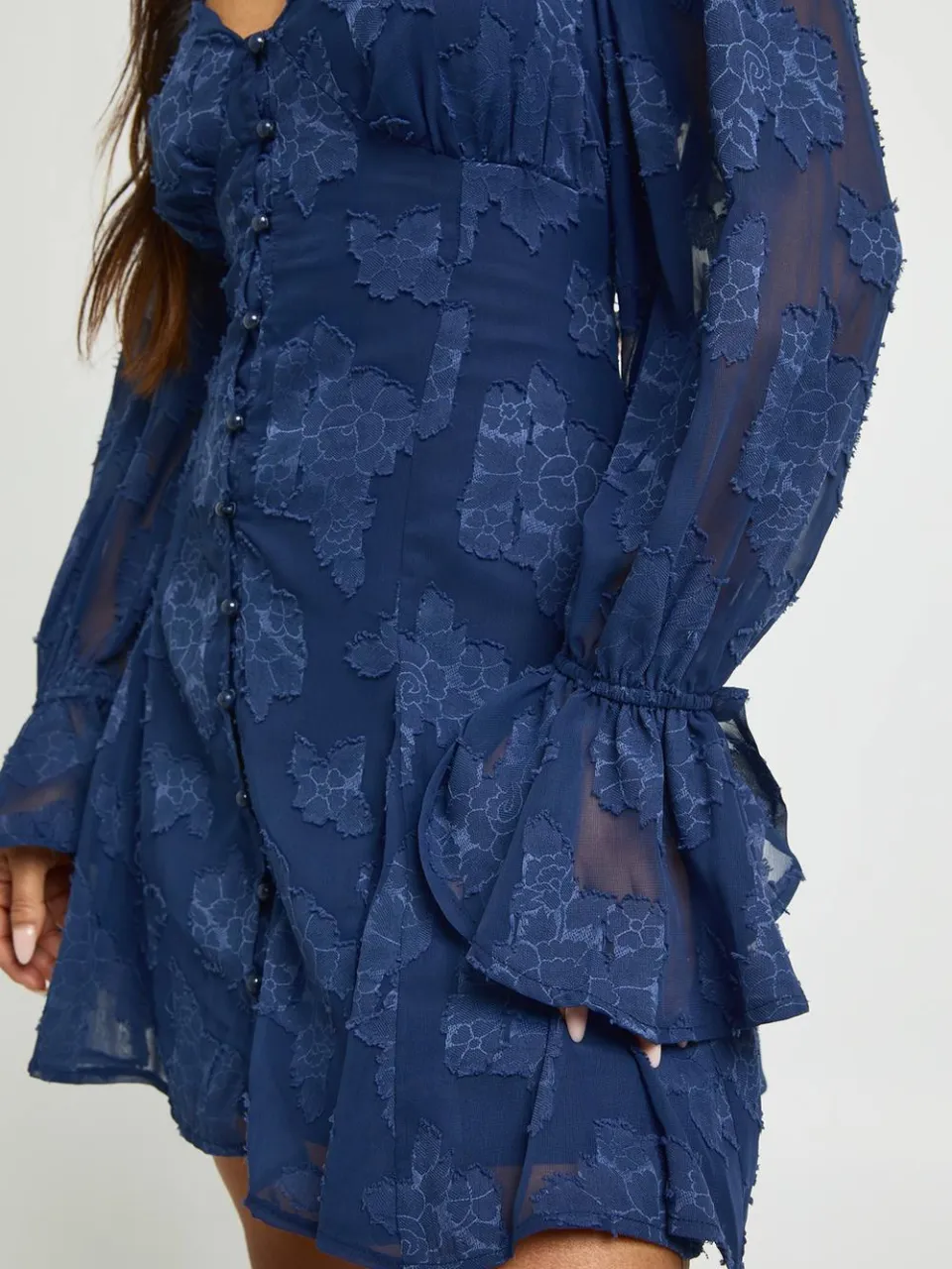 boohoo Dames Petite Burnout Bloemen Godet Zoom Mini Jurk marineblauw, foto 4