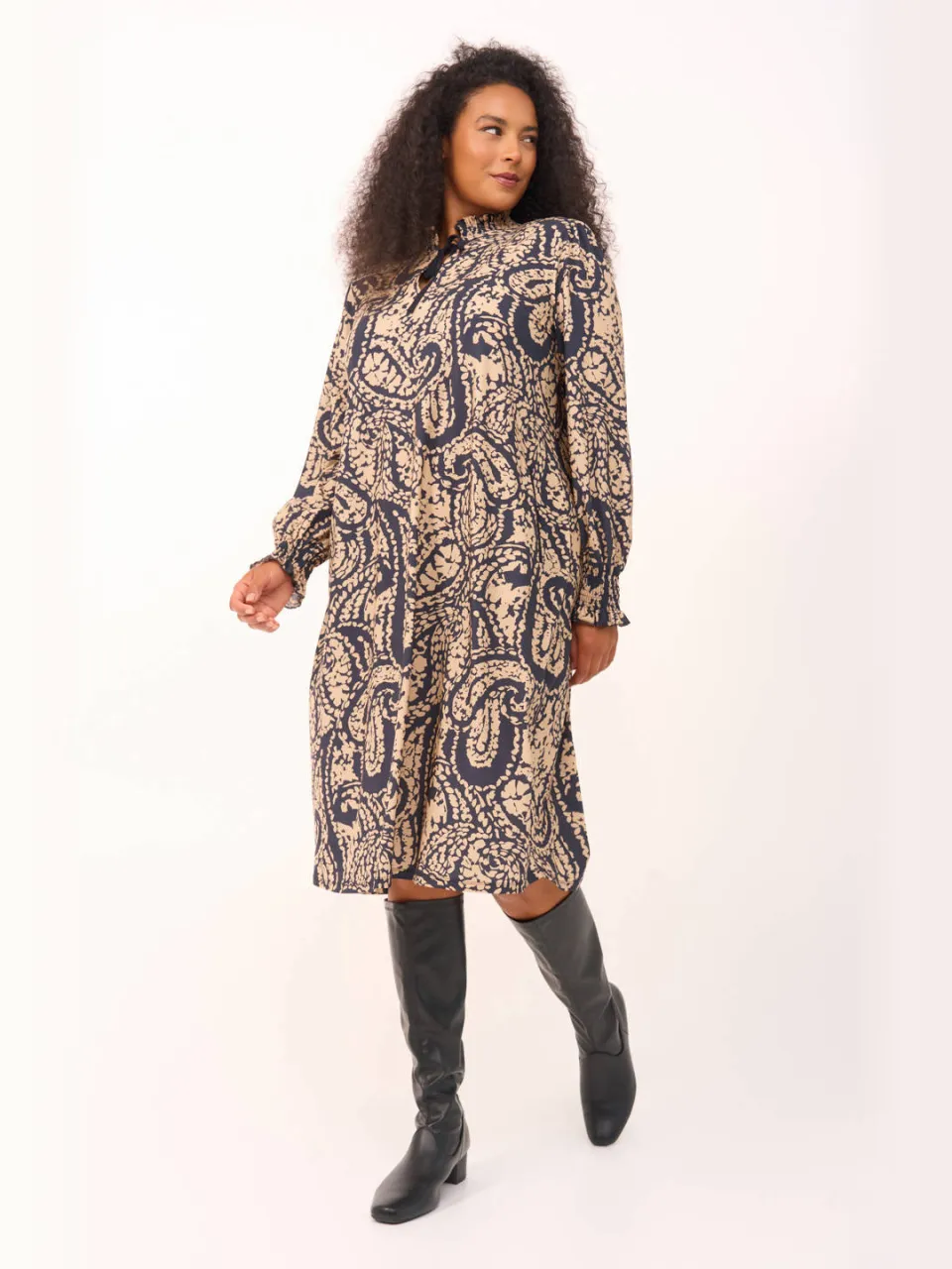 Plus Basics Plus-lijn jurk met smockwerk en print - donkerblauw/beige, foto 4