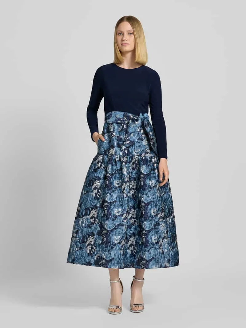 Adrianna Papell Avondjurk in 2-in-1-look met strikceintuur Zwart