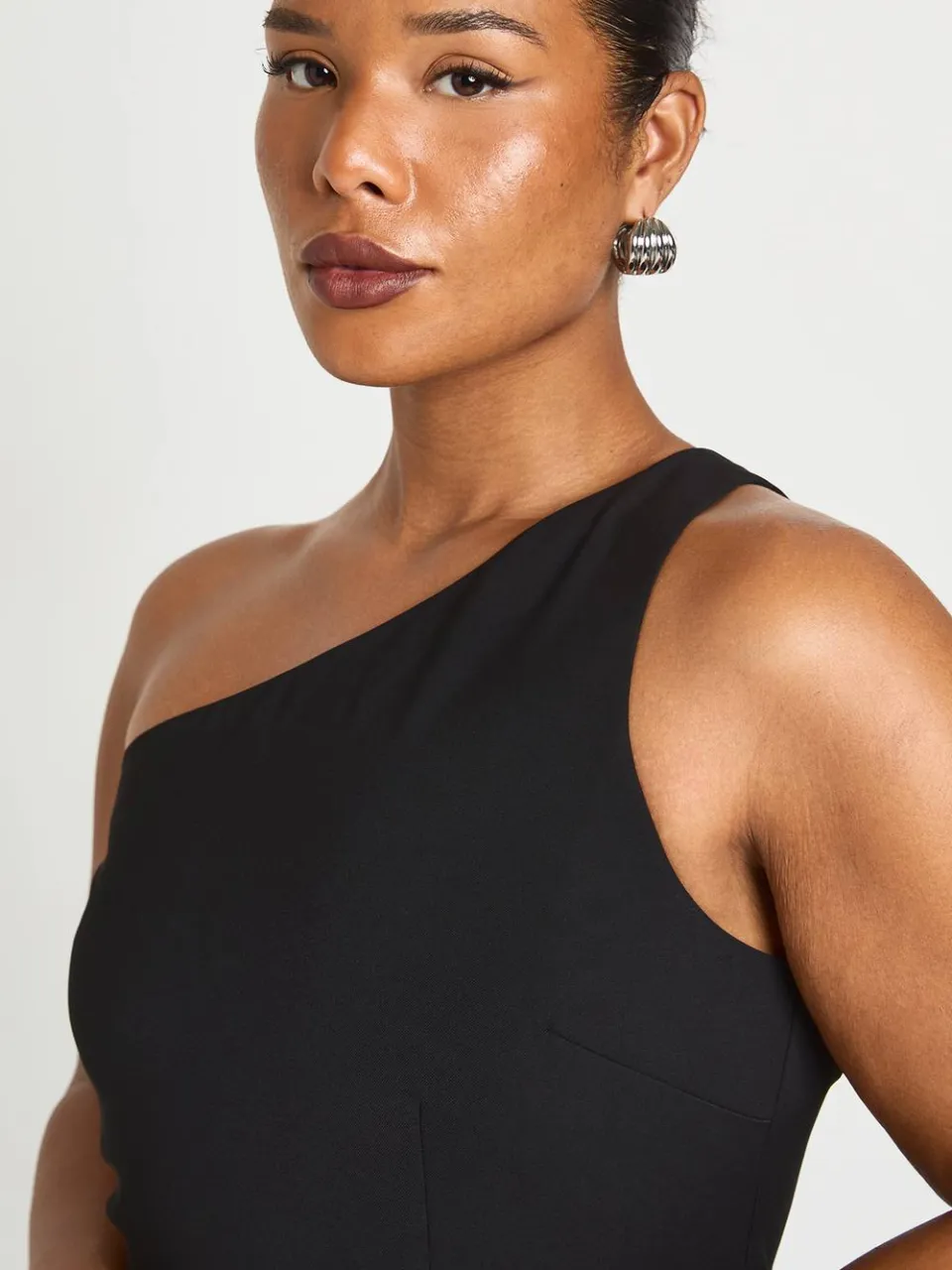 boohoo Dames Plus Asymmetrische Crêpe En Satijnen Mix Maxi Jurk zwart, foto 3