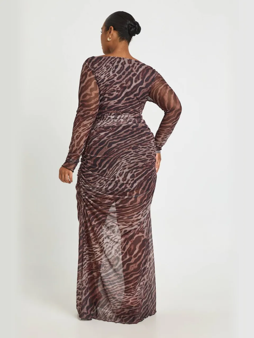 boohoo Dames Plus Luipaardprint Gerimpelde Mesh Maxi Jurk, foto 2