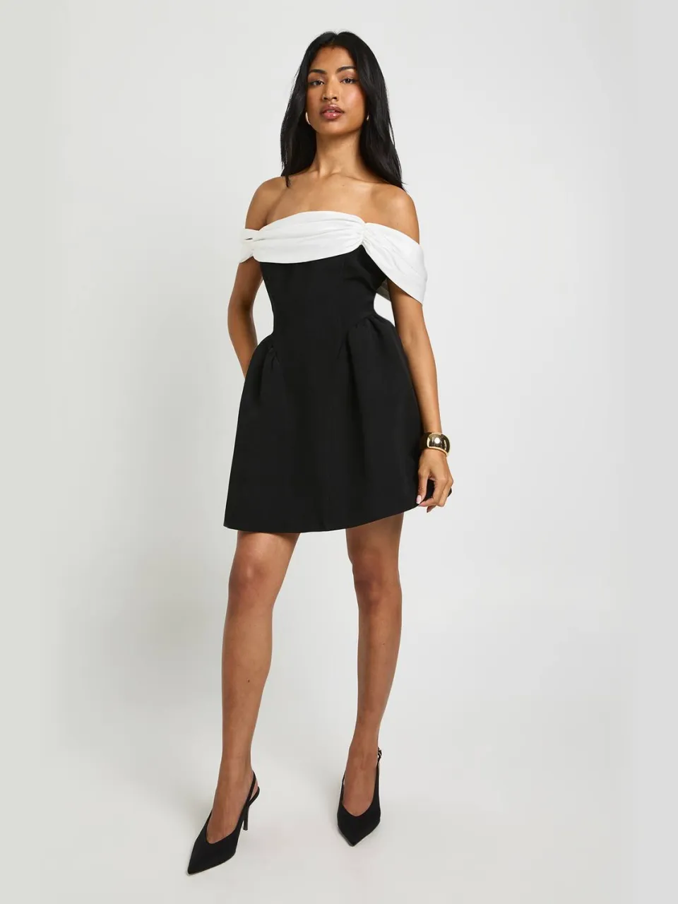 boohoo Dames Contrasterende drape detail mini skaterjurk zwart, foto 3