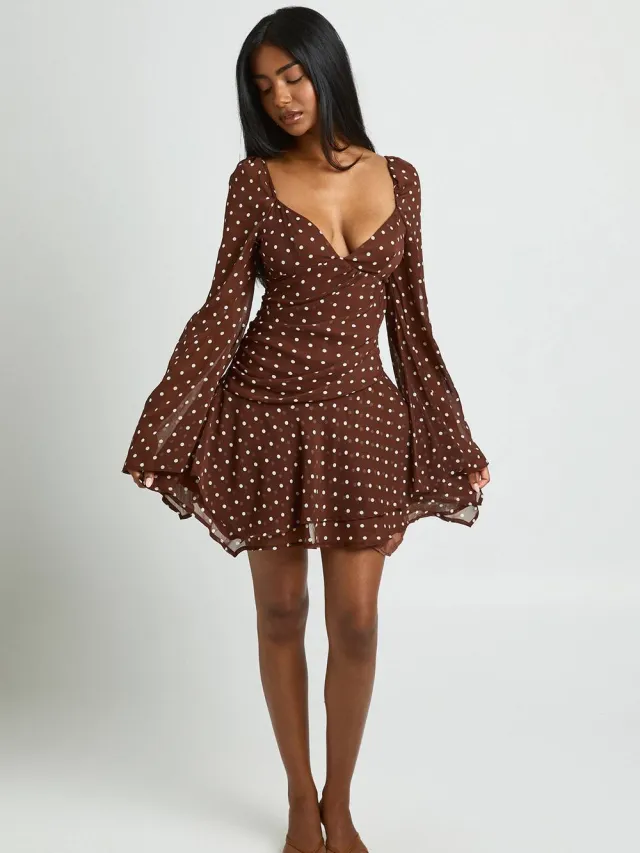 boohoo Dames Polkadot Skater Jurk Met Gerimpelde Sweetheart Hals En Plooien Chocoladebruin