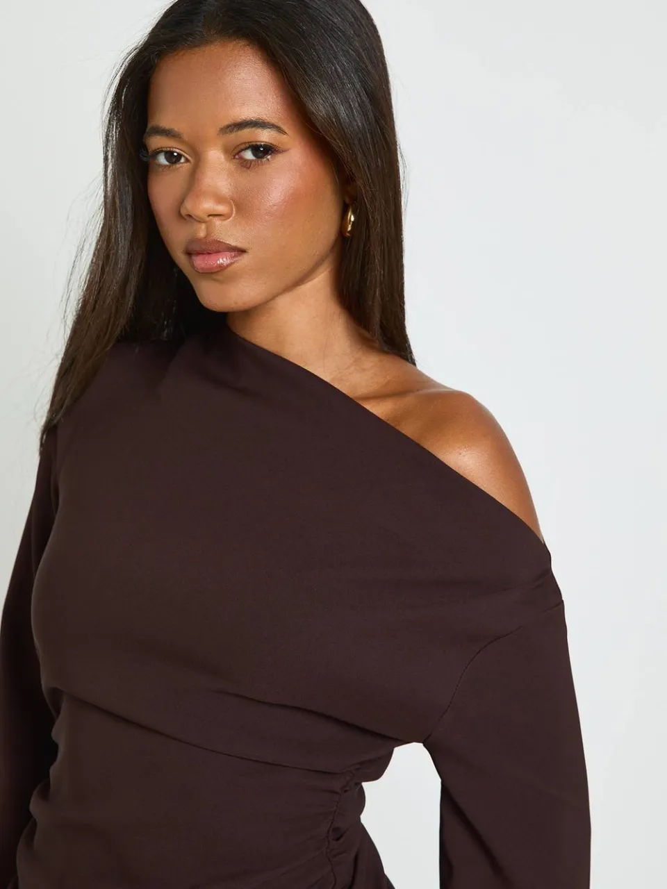 boohoo Dames Wijdvallende Mouwen Off-Shoulder Gerimpelde Mini Jurk chocoladebruin, foto 4