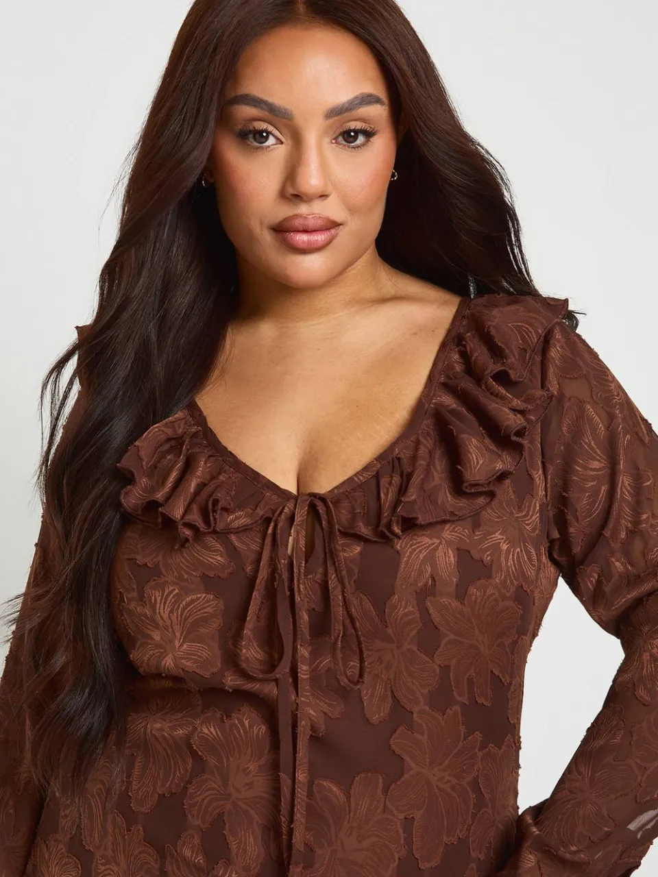boohoo Dames Plus Burnout Chiffon Ruffle Midaxi Jurk chocoladebruin, foto 4