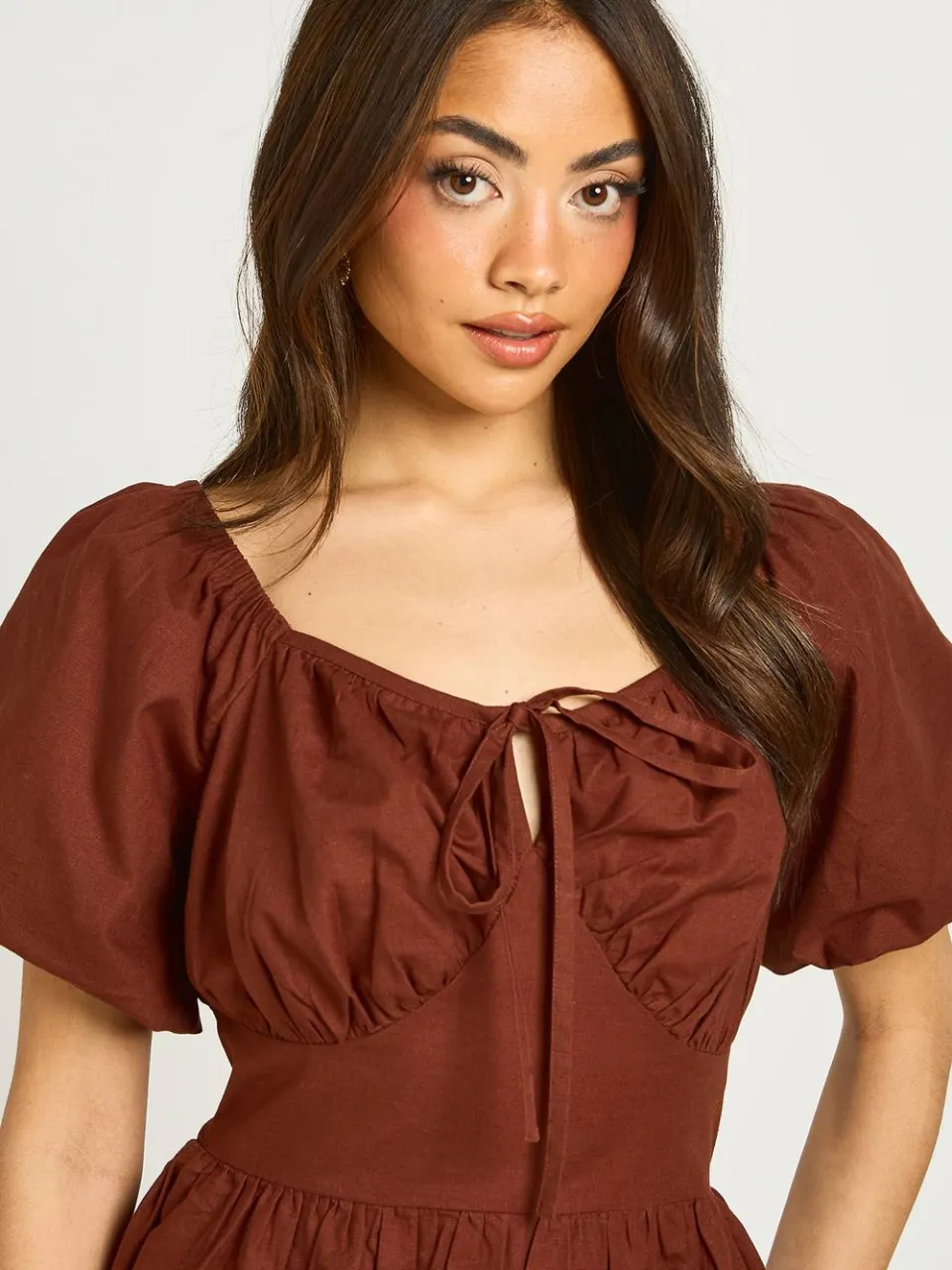 boohoo Dames Petite Linnen-look Mini Jurk Met Volumineuze Mouwen chocoladebruin, foto 4