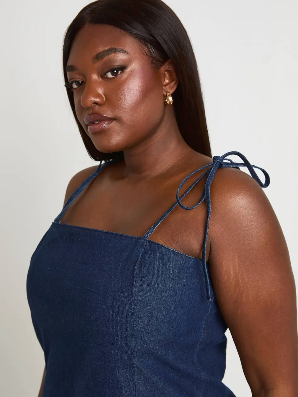 boohoo Dames Plus Denim Mini-jurk Met Verlaagde Zoom, foto 4