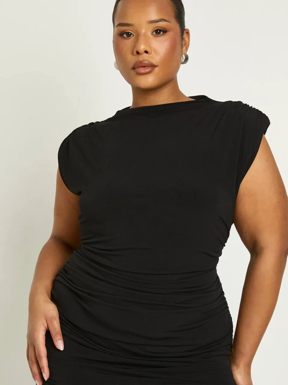 boohoo Dames Plus Slinky Mini-jurk met schoudervulling zwart, foto 4