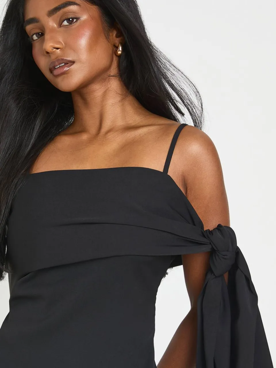 boohoo Dames Getailleerde Jurk Met Strikbandjes En Omgevouwen Halslijn zwart, foto 4