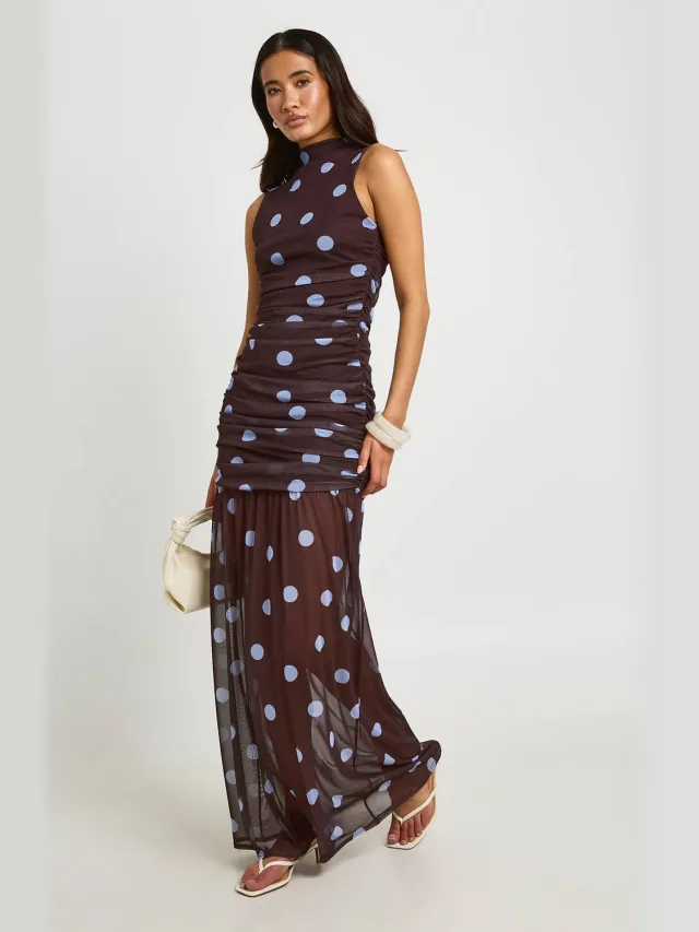 boohoo Dames Maxi Jurk Met Ton-sur-ton Polkadots En Geplooid Lijfje chocoladebruin, foto 2
