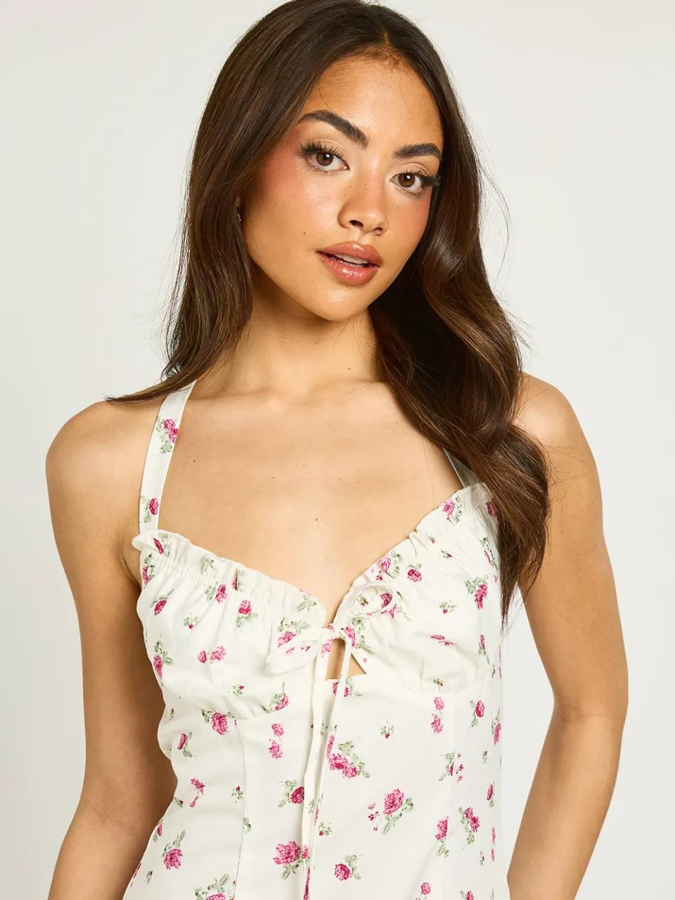 boohoo Dames Gebloemde Halter Mini Jurk Met Gerimpelde Buste ivoor, foto 4
