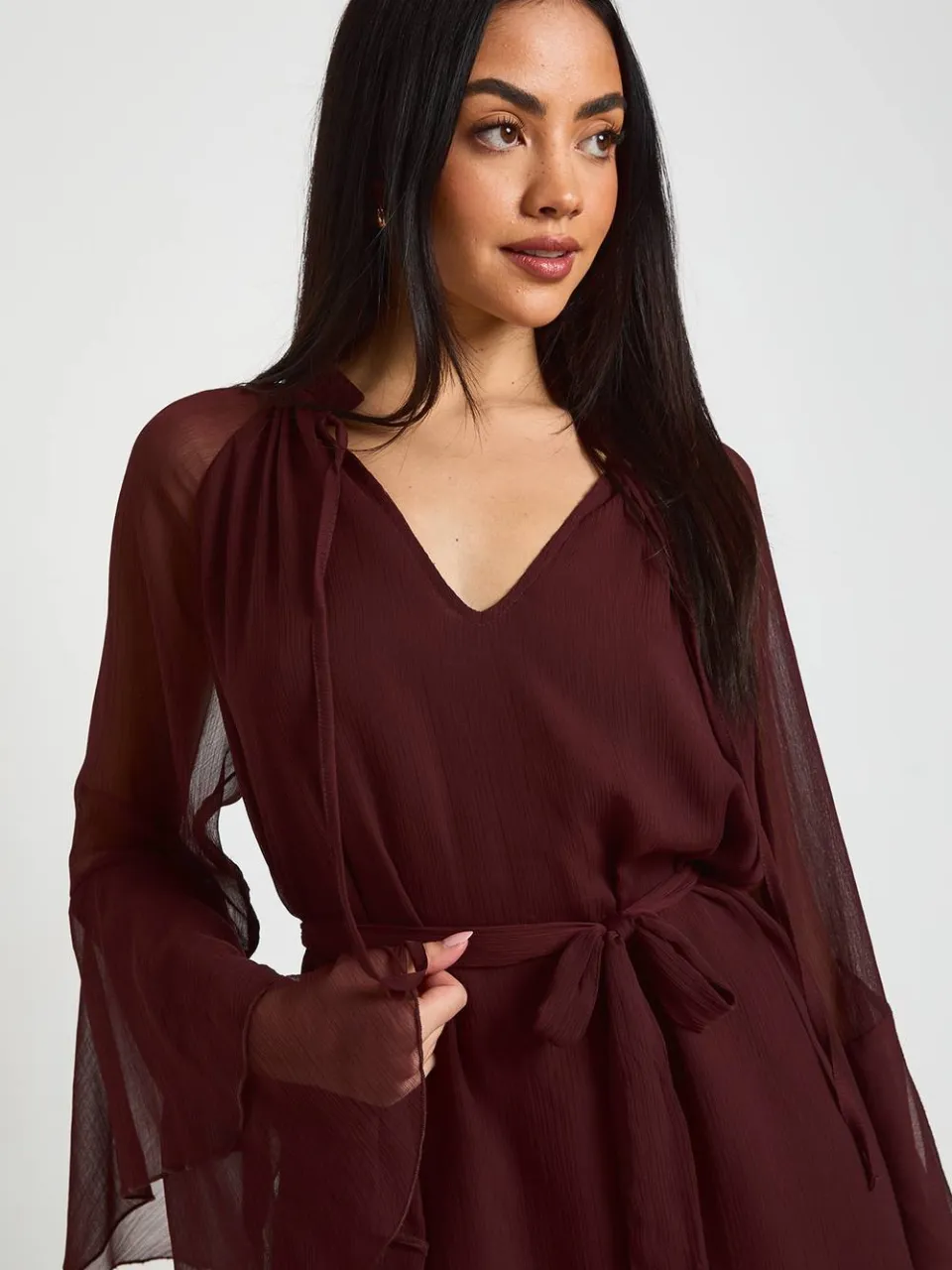 boohoo Dames Chiffon Mini Jurk met Uitlopende Mouwen chocoladebruin, foto 4