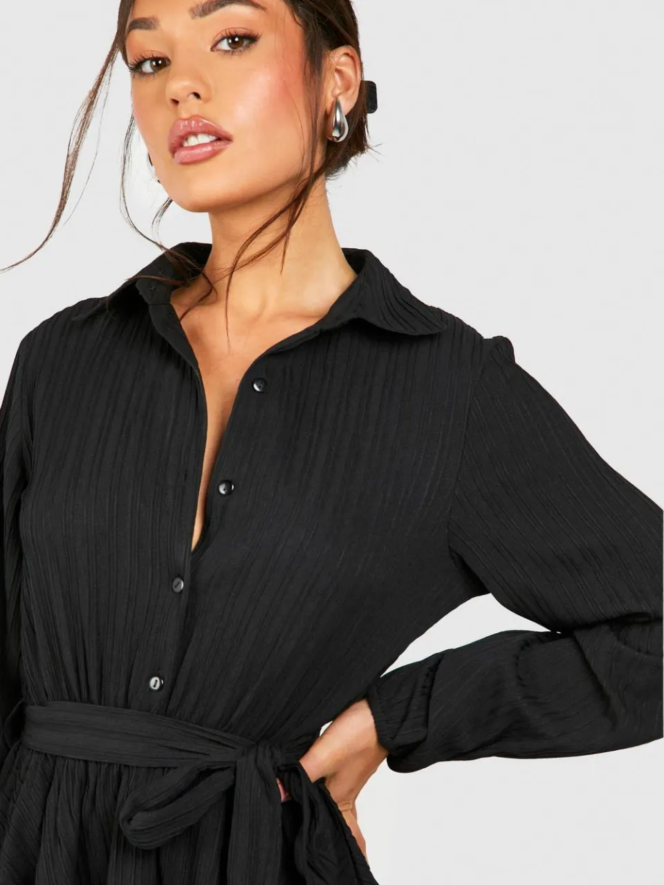 boohoo Dames Petite Crinkle Skater Shirtjurk zwart, foto 3