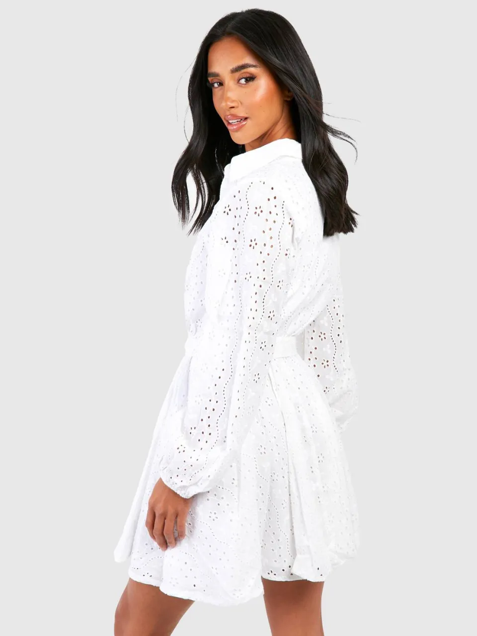boohoo Dames Petite Broderie Ceintuur Skater Shirtjurk wit, foto 2