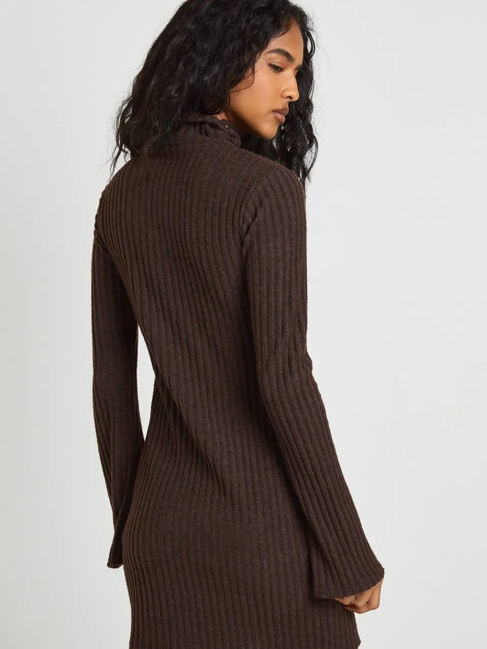 boohoo Dames Geborstelde rib mini-jurk met rolkraag chocoladebruin, foto 3