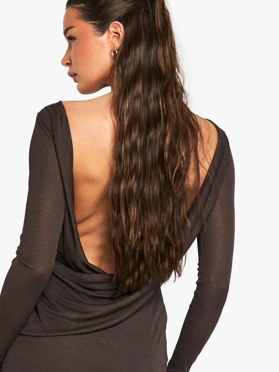 boohoo Dames Petite Jurk met Drapering op de Rug, Lange Mouwen en Maxi Lengte chocoladebruin, foto 2
