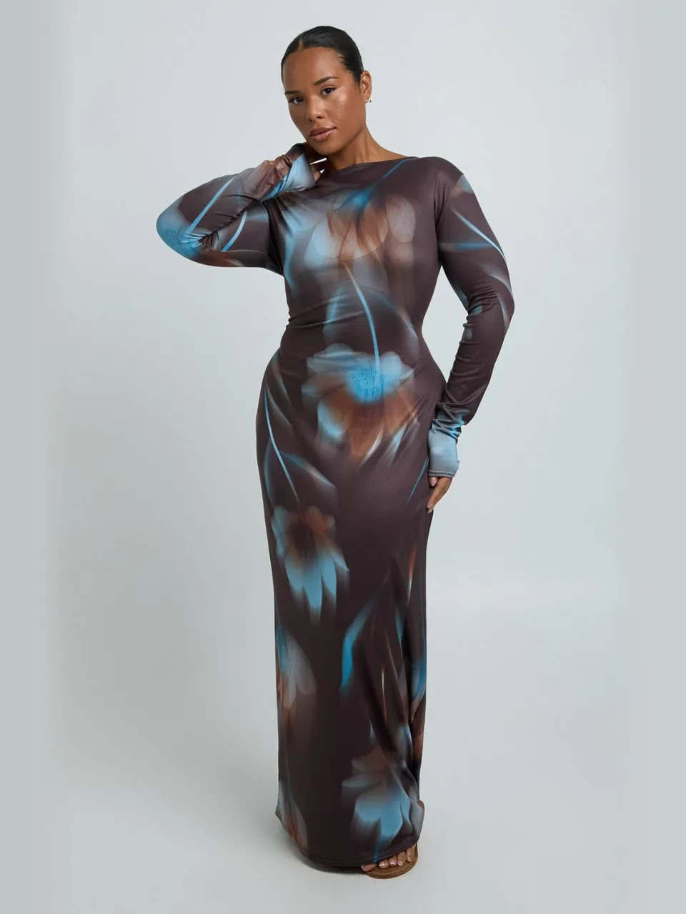 boohoo Dames Plus Maxi Jurk Met Lange Mouwen En Tonale Bloemenprint chocoladebruin, foto 3