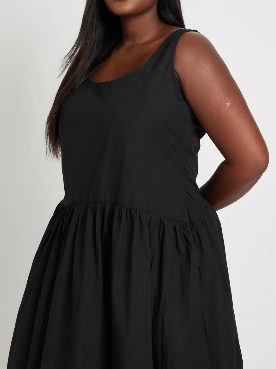 boohoo Dames Plus Katoenen Popeline Geplooide Maxi Jurk zwart, foto 3