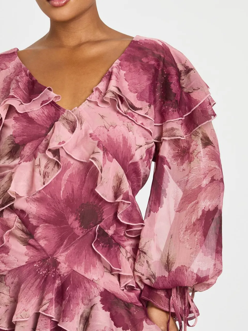 boohoo Dames Plus Bloemen Chiffon Ruches Mini Jurk roos, foto 4